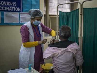 Vaccination of the elderly in Nagpur in crisis, stocks run out | नागपुरात वृद्धांचे लसीकरण संकटात, साठा संपला
