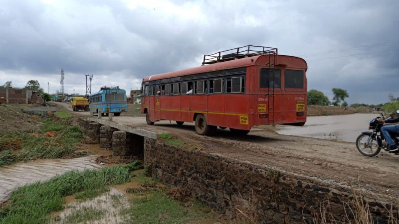 Transport on Akola-Mangrulipir road from the old bridge | अकोला-मंगरुळपीर मार्गावरील वाहतूक जुन्या पुलावरून 