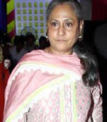 Angry Jaya Bachchan caught the reporter's caller | संतापलेल्या जया बच्चननी रिपोर्टरची कॉलर पकडली..