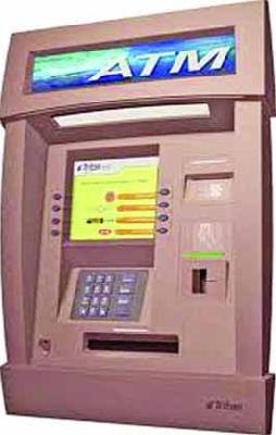 Asking for password, looted money from ATM | पासवर्ड विचारून एटीएममधून पैसे लुटले