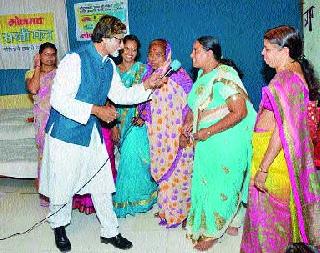 Junior Amitabh Bachchan, while discussing with Lokmat Sakhi Forum's women councilors at Sinnar. | सिन्नर येथे लोकमत सखी मंचाच्या महिला सभासदांसोबत चर्चा करताना ज्युनिअर अमिताभ बच्चन.