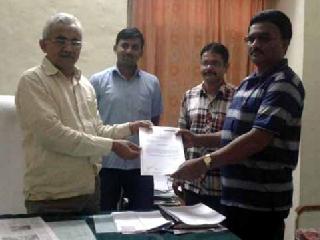 Signature of Maratha caste certificate | मराठा जात प्रमाणपत्राचा श्रीगणेशा