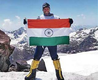 Anand of Solapur is going to head the seven highest peaks in the world | जगभरातली सात सर्वोच्च शिखरं सर करायला निघालाय सोलापूरचा आनंद
