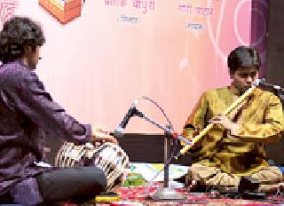 Shritimadhoor playing and Rasilya singing concert | श्रुतीमधूर वादन आणि रसिल्या गायनाची मैफिल