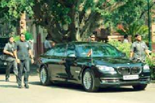 'Cot expensive car' in Dhanakh | दिमाखात धावली ‘कोट मोलाची कार’
