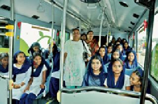 The tourist roaming of students from the Green Bus | ग्र्रीन बसमधून विद्यार्थ्यांची पर्यटनस्थळी भ्रमंती