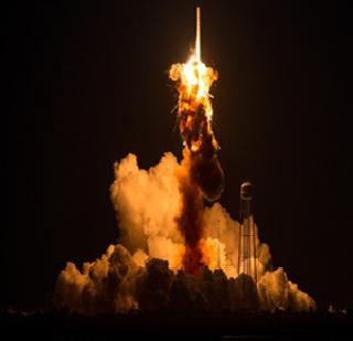 NASA's unmanned cargo rocket blast | ‘नासा’च्या मानवरहित मालवाहू रॉकेटचा स्फोट