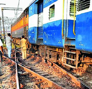 Amravati Express dropped from the rails | अमरावती एक्स्प्रेस रुळांवरून घसरली