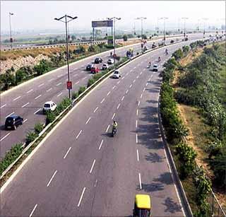 The work of the four-lane highway will be completed | महामार्गाच्या चौपदरीकरणाचे काम मार्गी