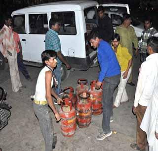The cylinder seized from Ganesh Sweet Mart | गणेश स्वीट मार्टमधून सिलिंडर जप्त