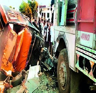 18 killed in truck-crusher crash | ट्रक-क्रुझर अपघातात 18 ठार
