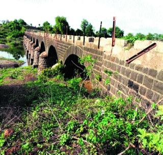 The bridge on Khadakapurna river channel is not covered | खडकपूर्णा नदीपात्रावरील पूल कठडेविना