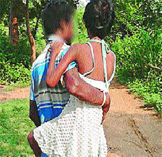 A rape victim has been taken to the house everyday for treatment | बलात्कारपीडित मुलीला पिता उपचारासाठी रोज कडेवर नेतो