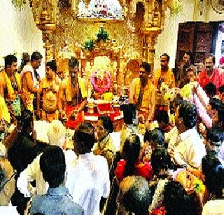 A crowd of devotees in the Siddhivinayak temple | सिद्धिविनायक मंदिरात भाविकांची अलोट गर्दी
