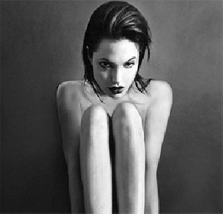 Sales of Angelina Julie's nude photo | अॅंजेलिना ज्युलीच्या नग्न फोटोची विक्री