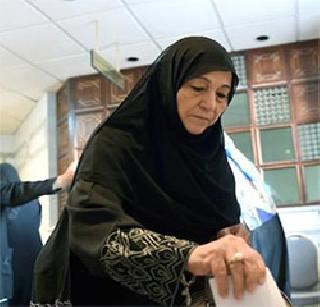 For the first time women voting in Saudi | सौदीमध्ये प्रथमच महिलांचे मतदान