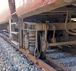 7 bogies of Amrapali Express collapsed and no license was made | आम्रपाली एक्सप्रेसचे ७ डब्बे रुळावरुन घसरले, जिवीतहानी नाही