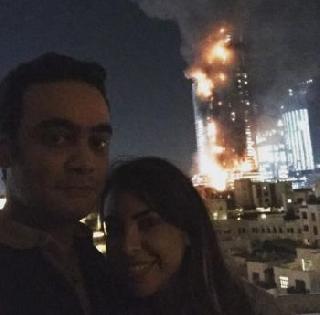 Insensitivity - The couple's selfie removed in the backdrop of Dubai's burnt burning hotel | असंवेदनशीलतेची हद्द - दुबईतल्या जळत्या हॉटेलच्या पार्श्वभूमीवर या जोडप्यानं काढला सेल्फी