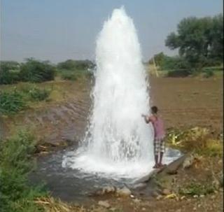 Drought in Solapur is such a waste of water | दुष्काळी सोलापूरात झाली पाण्याची अशी नासाडी