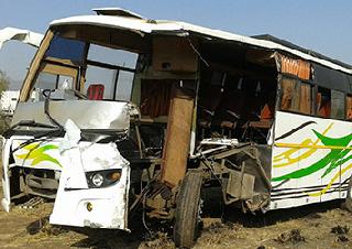 Shrigondi student pilgrims bus accident, three killed 22 injured | श्रीगोंद्यातील विद्यार्थी सहलीच्या बसला अपघात, तीन ठार २२ जखमी