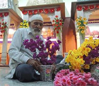 'Mahashivaratri' honors Muslim devotees in Shiv Temple in Uttar Pradesh | 'महाशिवरात्री'ला उत्तरप्रदेशातील शिवमंदिरात मुस्लिम भक्ताचा सन्मान