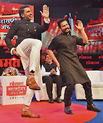Video: Thirakal Aamir with Ranveer on Malhari singing ... | व्हिडिओ : मल्हारी गाण्यावर रणवीरसह थिरकला आमिर...