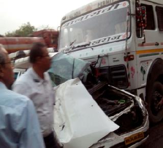 Bizarre accidents in Mumbai-Pune Express, 3 injured, traffic jam | मुंबई-पुणे एक्स्प्रेस वेवर विचित्र अपघात, ३ जखमी, वाहतूक ठप्प