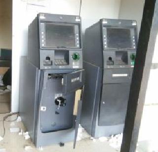 Broke the ATM. But it was plastic! | एटीएम फोडले.. पण हाती प्लॅस्टिक लागले !