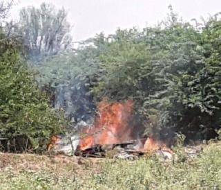 तानाTalathi was burnt when the fire was burning in Pangdharpur | ⁠पंढरपुरात होडी जाळताना तलाठीही भाजले