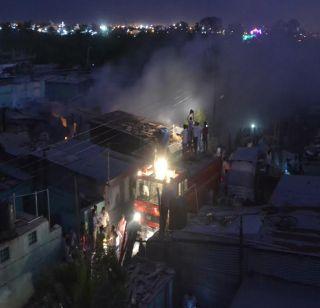 Gas blast in Basudebpur city | शेळगीत बसवेश्वर नगरात गॅसचा स्फोट