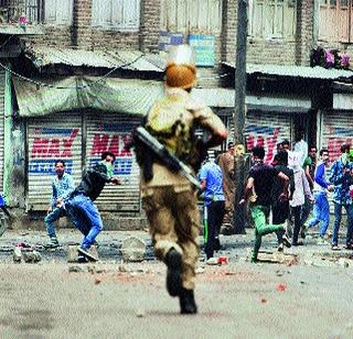 Kashmir blasted, number of dead 21: mobile and internet service jam | काश्मीर धुमसतेच, मृतांची संख्या २१ : मोबाइल आणि इंटरनेट सेवा ठप्प