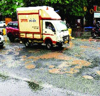 Rangoli around potholes on the roads | रस्त्यांवरील खड्ड्यांभोवती रांगोळी