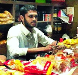The father of the billionaire father's son learned shopkeeping | अब्जाधीश पित्याचा मुलगा शिकतोय दुकानदारी