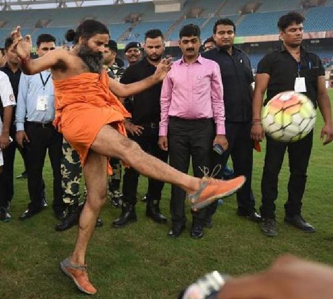 Ramdev Baba kick on the football field | फुटबॉलच्या मैदानात रामदेव बाबांची किक