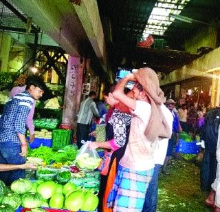 Vegetable theft in the APMC market | एपीएमसी मार्केटमध्ये भाजीपाल्याची चोरी
