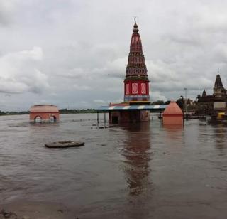 Pundalik temple of Chandrabhaga river in Pandharpur water in the water | पंढरपूरातील चंद्रभागा नदीतील पुंडलिक मंदिर पाण्यात