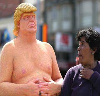 Rush to see 'Nude' Donald Trump in America Park | अमेरिकेतील पार्कमध्ये 'न्यूड' डोनाल्ड ट्रम्प पाहण्यासाठी गर्दी