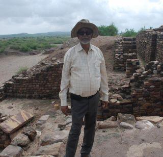 Relics of Hadappan Port, which had been rammed into Dholveera in Gujarat, were found | गुजरातमध्ये ढोलवीरा येथे गाडल्या गेलेल्या हडप्पन बंदराचे अवशेष सापडले