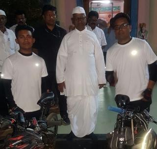Anna Hazare has talked about 'increasing pollution' on Vasisham Cylinders! | वाशिमच्या सायकलस्वारांशी अण्णा हजारेंनी केली ‘वाढत्या प्रदूषणावर ’ चर्चा!