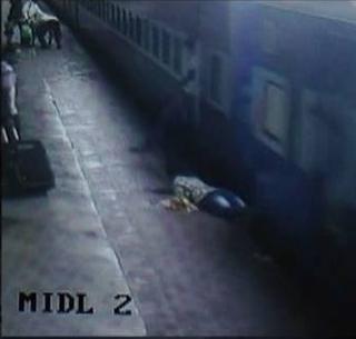Under the car, a young man found aboard a running train | धावत्या रेल्वेतून उतरताना तरूणी सापडली गाडीखाली
