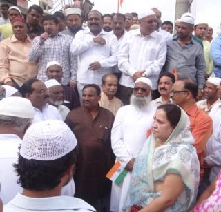 Lonavla - Muslims protested against Pakistan | लोणावळा - मुस्लीमांनी पाकिस्तानच्या विरोधात केली निदर्शने