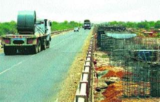 Road funding in addition to irrigation | पाटबंधारेबरोबरच रस्ते निधीही अडचणीत