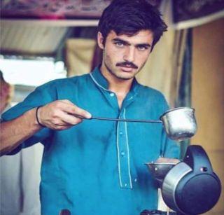 The Pakistani teasers of blue eyes that are 'hinplateizing' | 'हिप्नोटाइज' करतोय निळ्या डोळ्यांचा पाकिस्तानी चहावाला