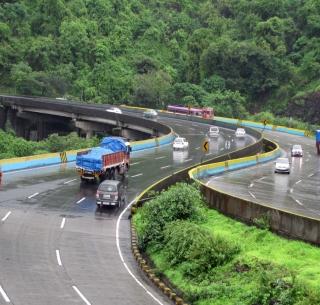 Mumbai-Pune expressway accidents, 2 killed and 6 injured | मुंबई-पुणे एक्स्प्रेस वेवर ३ अपघात, २ ठार ६ जखमी