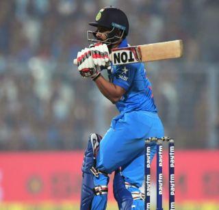 India's defeat in the last ball, Kedar Jadhav's lonely batting | अखेरच्या चेंडूवर भारताचा पराभव, केदार जाधवची एकाकी झुंज