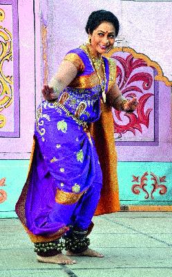 Improved shingles of the Lavani festival | लावणी महोत्सवास सखींची उत्स्फूर्त दाद