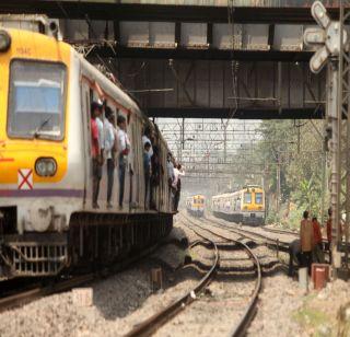In the traffic disruption of the Central Railway, the rail line near Vitthalwadi was tightened | मध्य रेल्वेची वाहतूक विस्कळीत, विठ्ठलवाडीजवळ रेल्वे रुळाला तडे