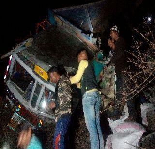 A truck collapsed in the valley in the Vani Ghat valley | पसरणी घाटातील दरीत ट्रक कोसळून एक ठार