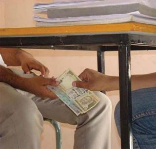 Two thirds of Indians have to pay bribes | तब्बल दोन तृतीयांश भारतीयांना द्यावी लागते लाच