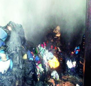 Godown fire; 30 lakhs of clothes burnt down! | गोदामाला आग; ३0 लाखाचे कपडे जळून खाक!
